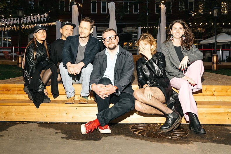 Режиссер Дмитрий Волкострелов и команда спектакля