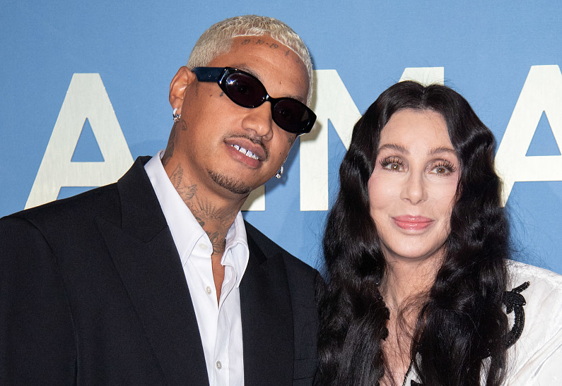 77-летняя Шер вместе с молодым бойфрендом появилась на модном показе в Париже. Фото!