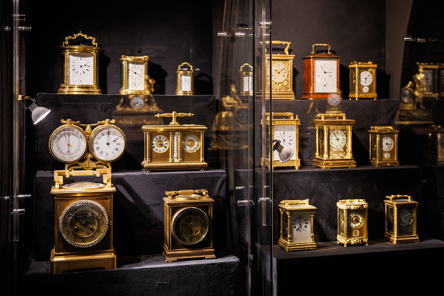 Музейные витрины. Самые старые часы. Музей времени и часов экскурсии. Частный музей "музыка и время". Музей времени и часов.