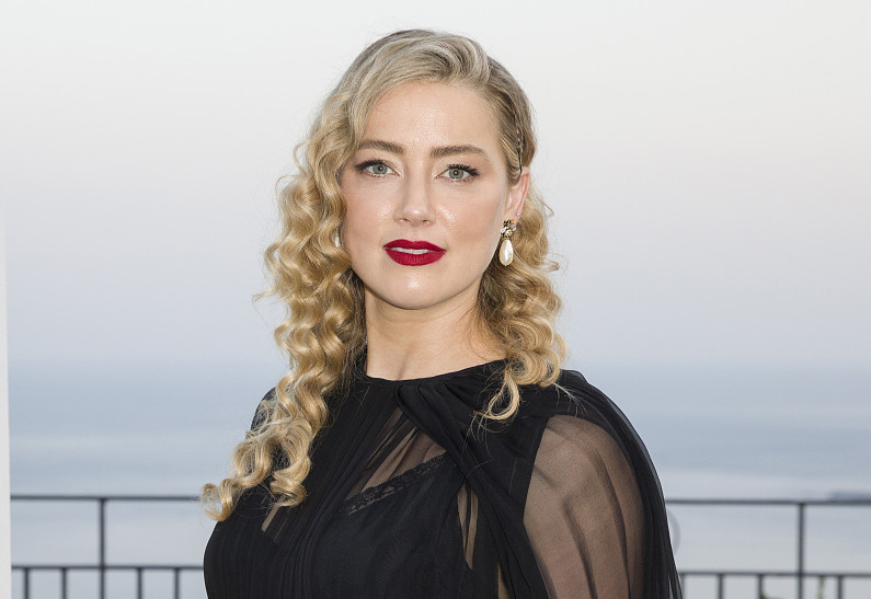 «Снова хочет привлечь внимание?»: Эмбер Херд вышла в свет на костылях