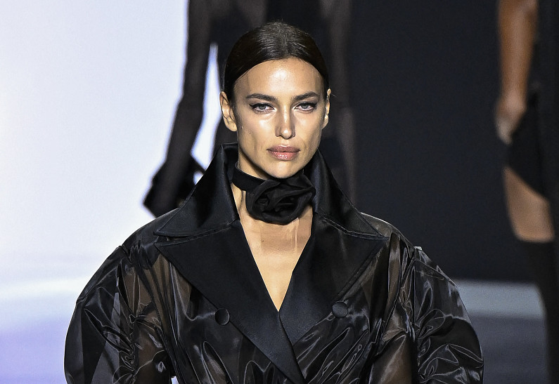 Ирина Шейк в жакете на голое тело появилась на показе в Париже. Фото!