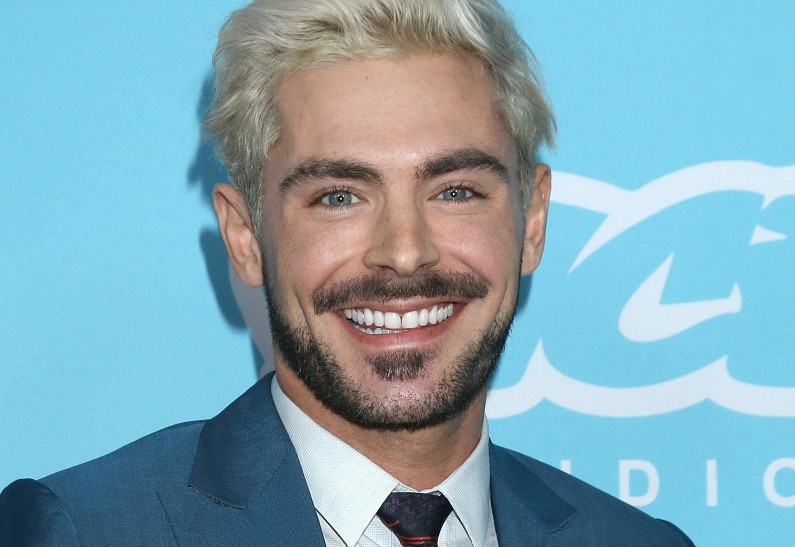 Зак Эфрон поразил поклонниц новым фото с голым торсом