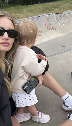 Роузи Хантингтон-Уайтли с дочерью