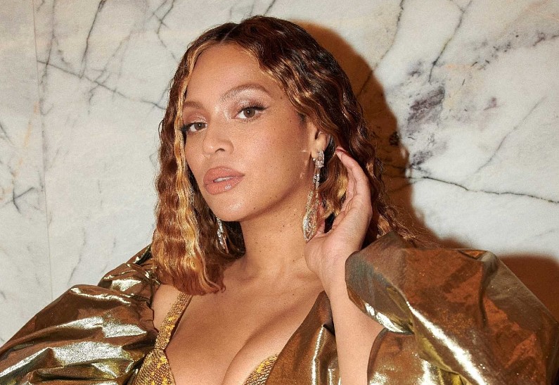 Мама Бейонсе выложила редкое семейное фото певицы со своими дочерьми