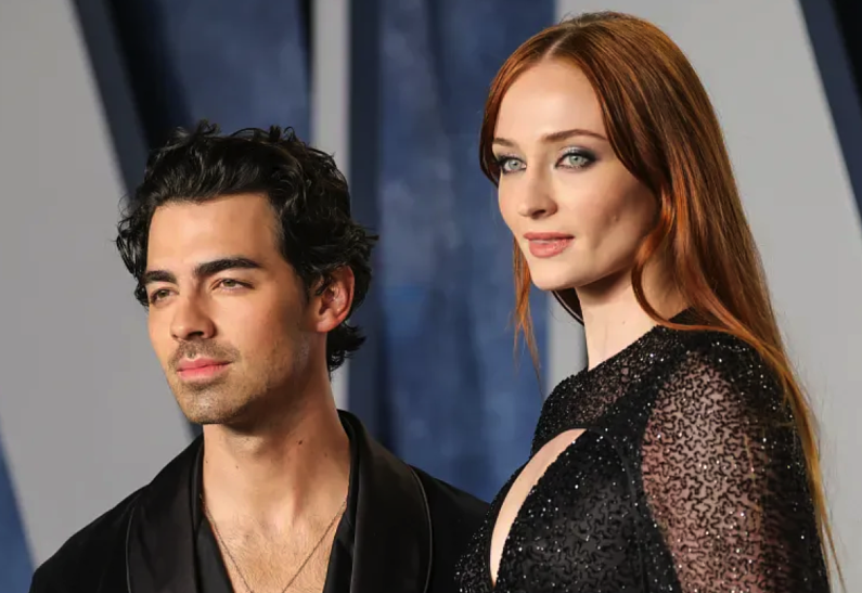 Джо Джонас впервые вышел в свет после новостей о разводе