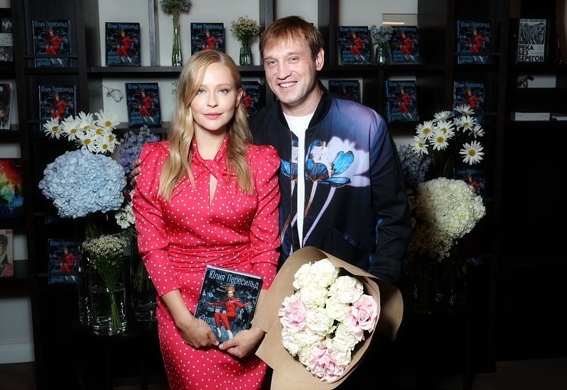 Константин Эрнст, Михаил Тройник и Марина Александрова поддержали Юлию Пересильд на презентации ее книги