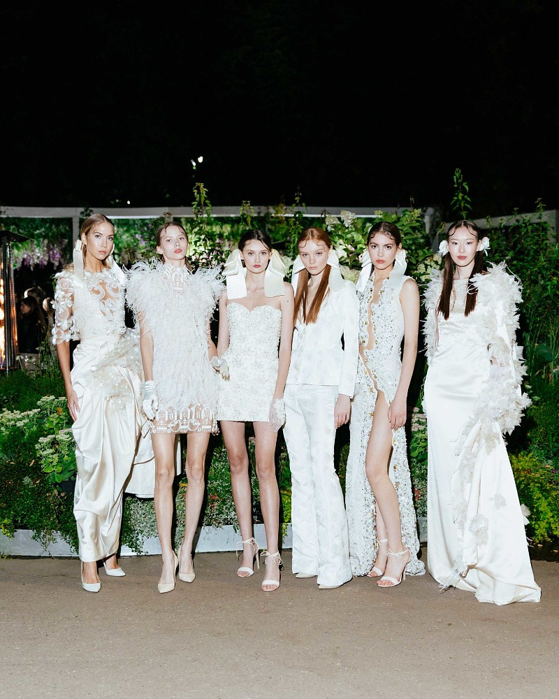 попа невесты Марина и Галина Юдашкины, Ксения Шипилова, Карина Нигай и другие гости  показа Дома моды Валентина Юдашкина в Лужниках | OK-magazine.ru