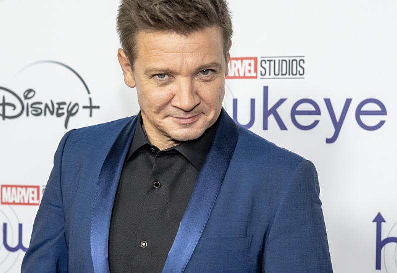 Джереми Реннер восстановился и вернулся в кино спустя год после аварии