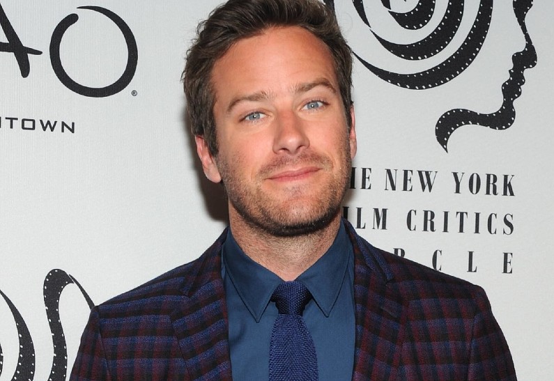 Попавший в сексуальный скандал Арми Хаммер сделал предложение руки и сердца русской девушке