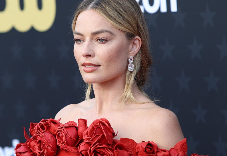 Больше не в розовом. Марго Робби появилась в алом платье на премии Critics Choice Awards