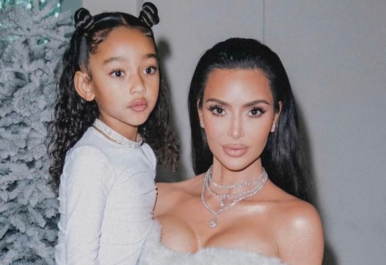 Белые и пушистые: Ким Кардашьян показала трогательные фото с младшей дочерью в парных нарядах