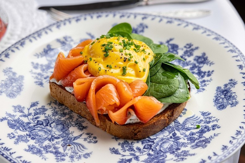 Бриошь с лососем, голландский соус