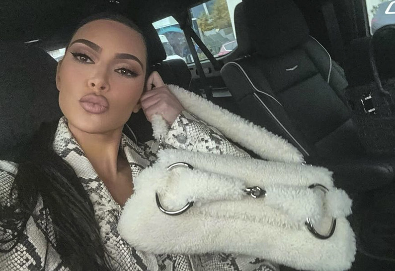 Ким Кардашьян показала свой офис с солярием, изготовленным на заказ манекеном и 3D-версией своего мозга