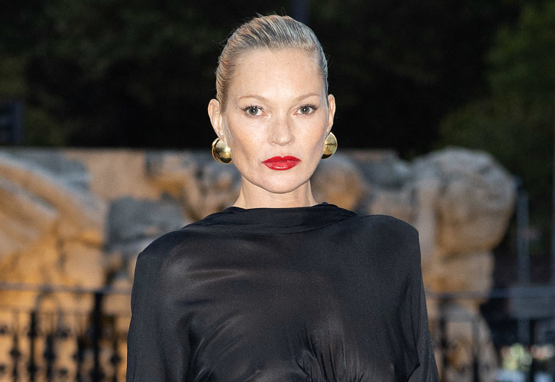 Кейт Мосс повторила культовый образ Мэрилин Монро в розовом платье