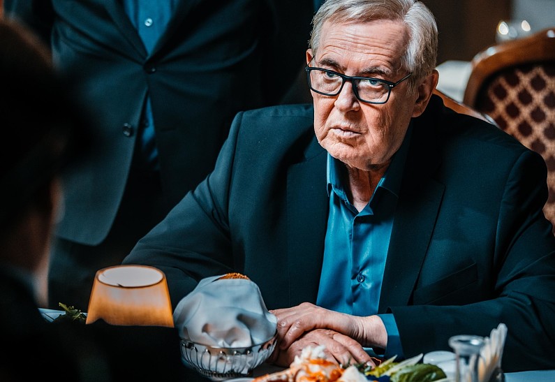 Юрий Стоянов примерил десяток разных образов в комедийном сериале «Артист с большой дороги»