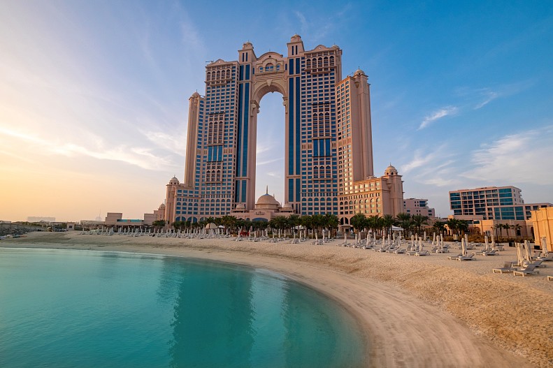 Частный пляж отеля Rixos Marina Abu Dhabi