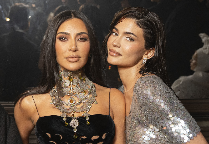 Две русалки: Кайли Дженнер и Ким Кардашьян в «чешуйчатых» нарядах появились на Неделе моды в Париже