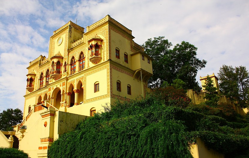 Ananda построена на территории Дворца Махараджи площадью более 40 га. Здесь есть обычные номера и suites, виллы с собственными бассейнами и, конечно, захватывающие виды на реку Ганг и пре...