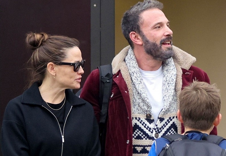 Семейная идиллия: Бен Аффлек и Дженнифер Лопес сходили на прогулку с Дженнифер Гарнер и детьми. Фото!