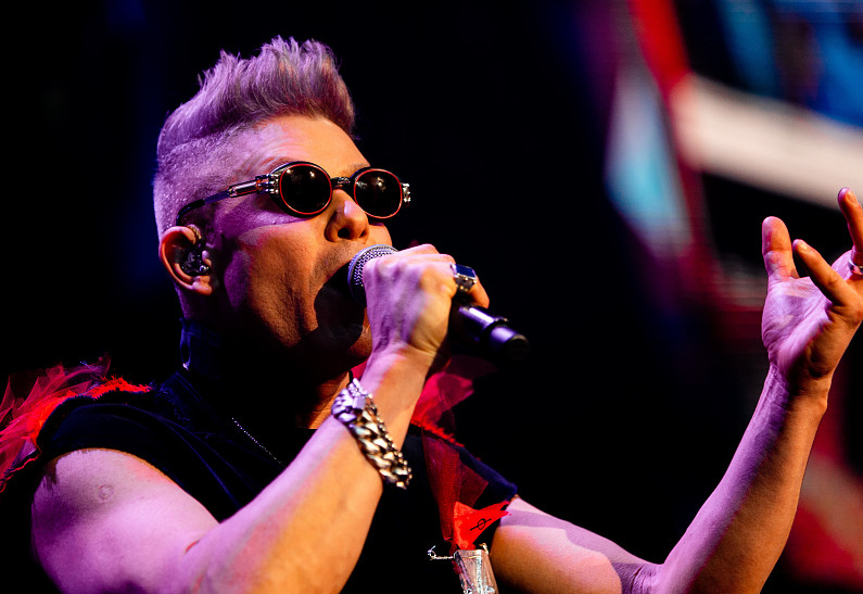 В Vegas City Hall прошел юбилейный концерт Мити Фомина