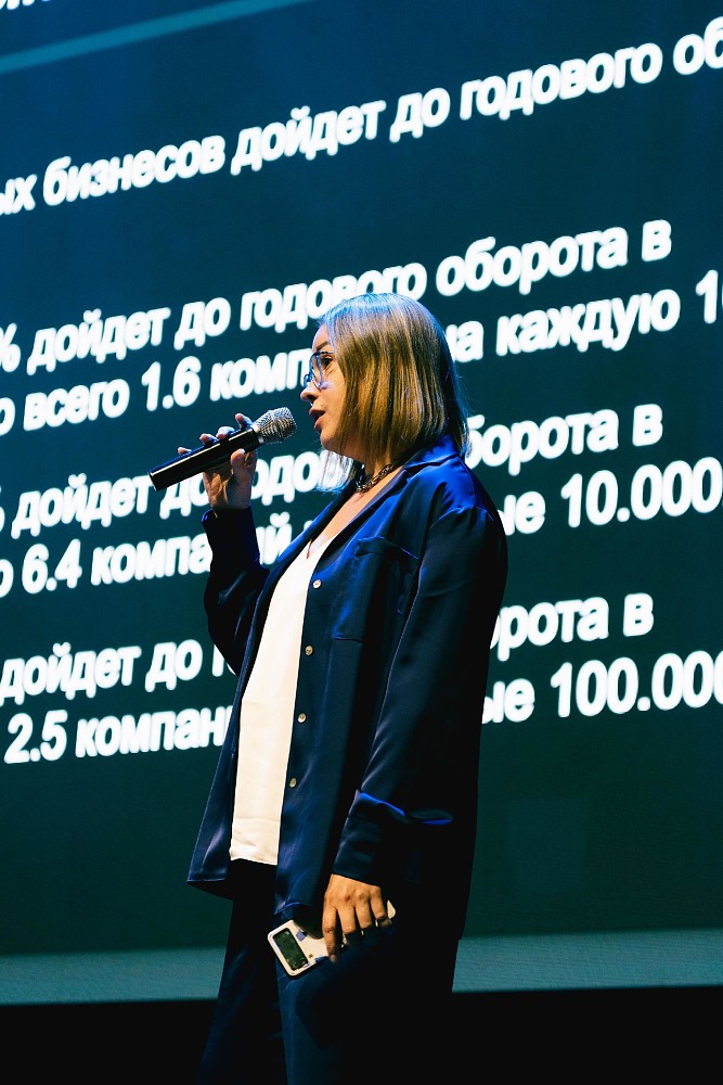 Бизнес мероприятия. Выступает на конференции. Спикер тренинг. Оратор женщина. Ораторское искусство.