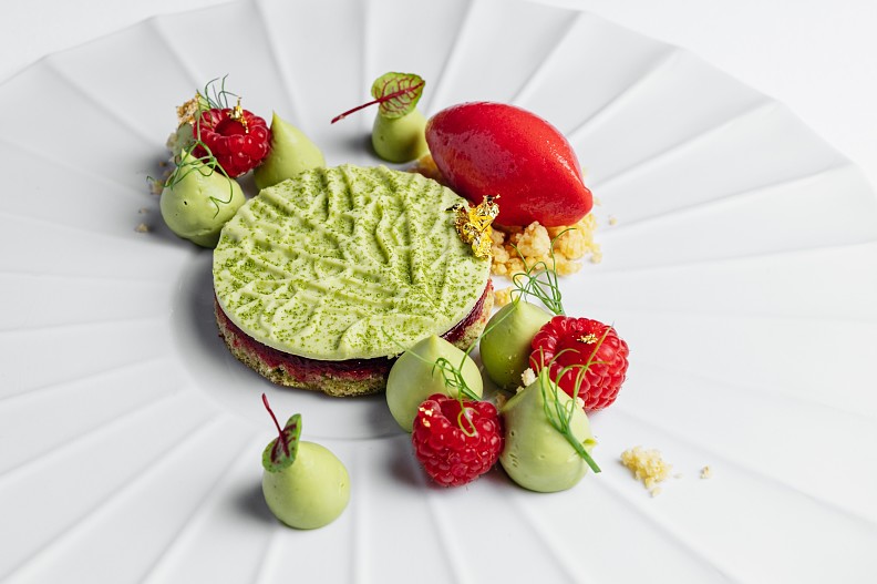 Десерт с матчей и малиной