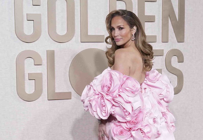 Марго Робби и Дженнифер Лопес перевоплотились в Барби на церемонии «Золотой глобус». Фото!