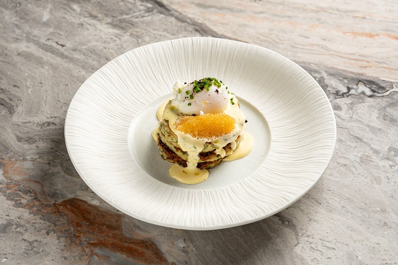 Драник из цукини с яйцом пашот и щучьей икрой