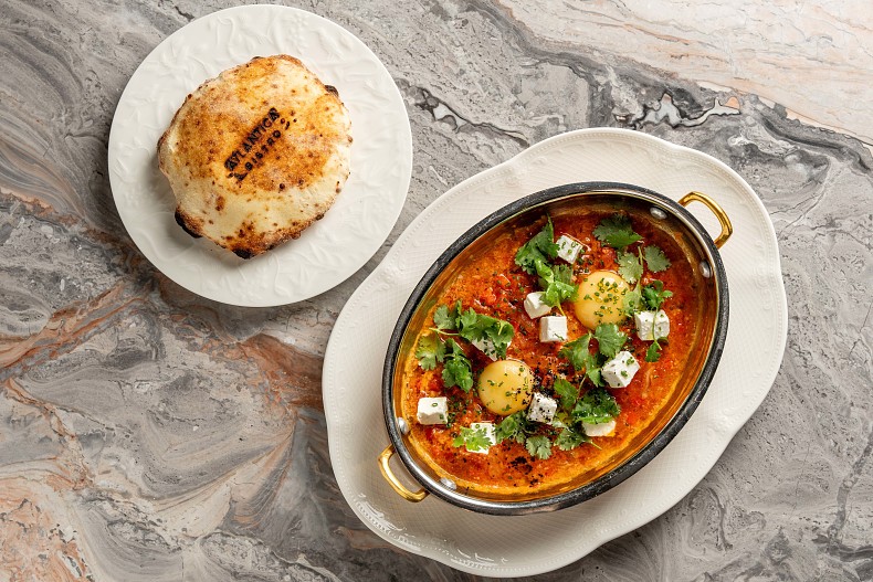 Шакшука в сковороде с брынзой и лепешкой