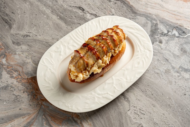 Омлет-дог с угрем и голландским соусом