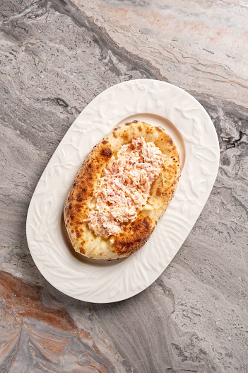 Лепешка с сыром сулугуни и камчатским крабом