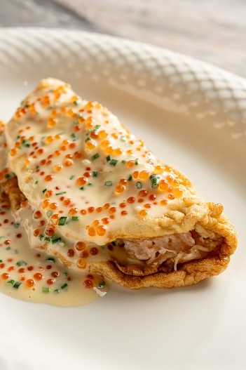 Омлет с камчатским крабом, голандским соусом и икрой