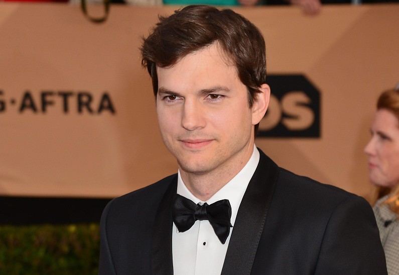 Эштон Кутчер попал в неприятную ситуацию на дороге. Что произошло? 