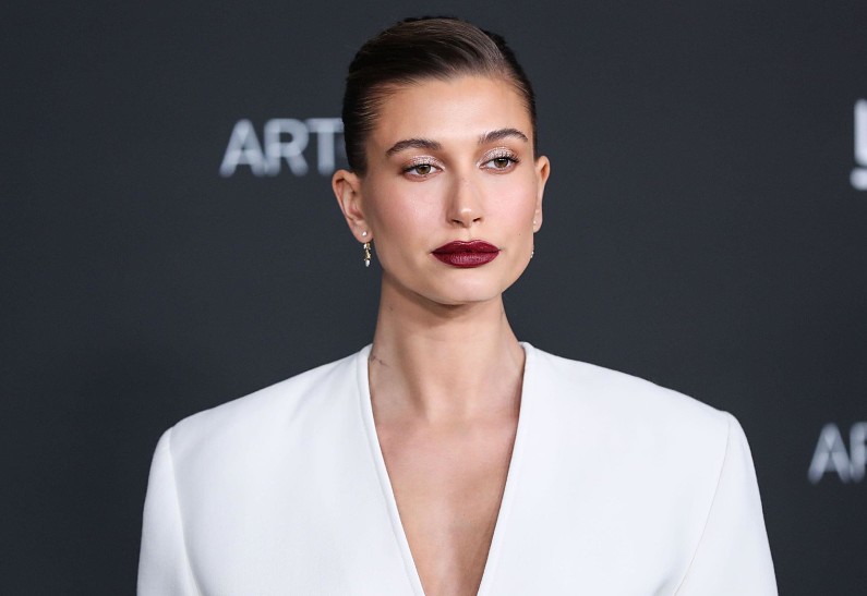 Хейли Бибер запретила своим родителям общаться с ее новорожденным сыном