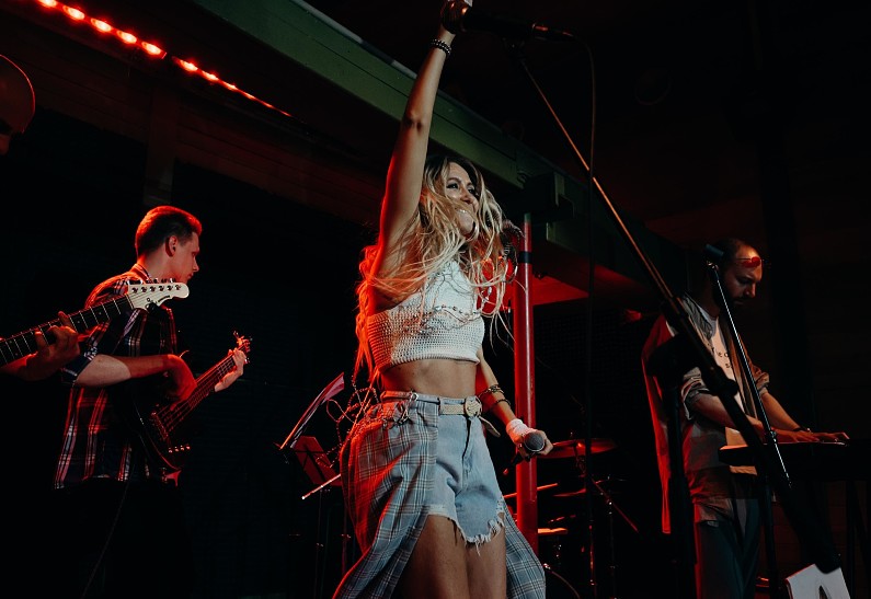 Кавер версии хитов из прошлого — тренд в индустрии уже несколько лет, но не все звезды одобряют перепевки своих песен