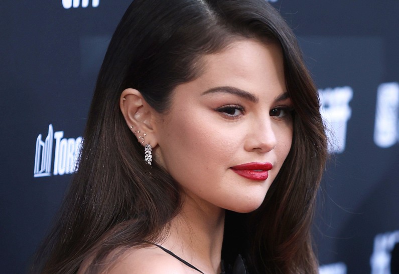 Селену Гомес осудили за помощь бездомному. Что случилось?