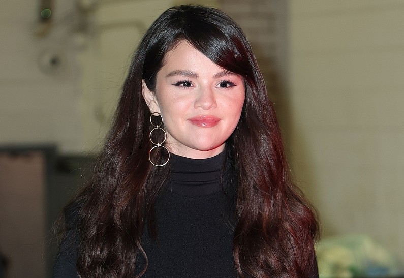 Селену Гомес обвинили в измене Бенни Бланко после жарких танцев с коллегой 