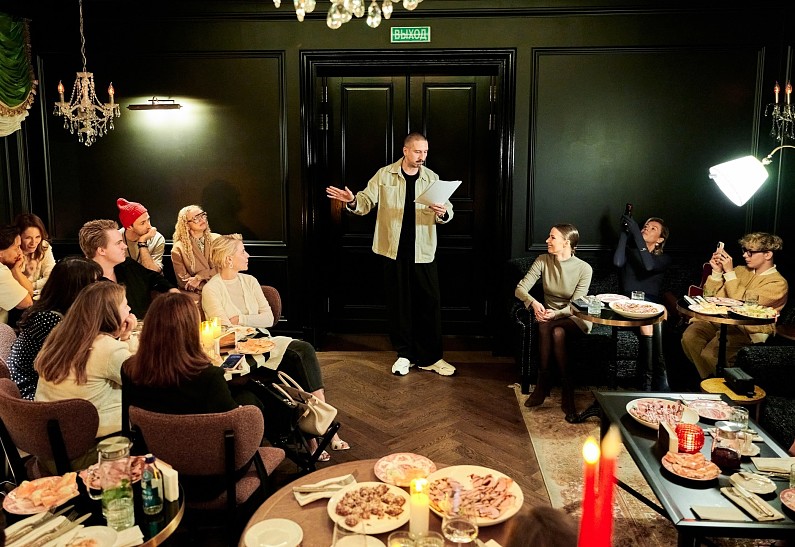 Алексей Зимин открыл осеннюю серию литературных стендапов программой «Никакого бизнеса — только личное»