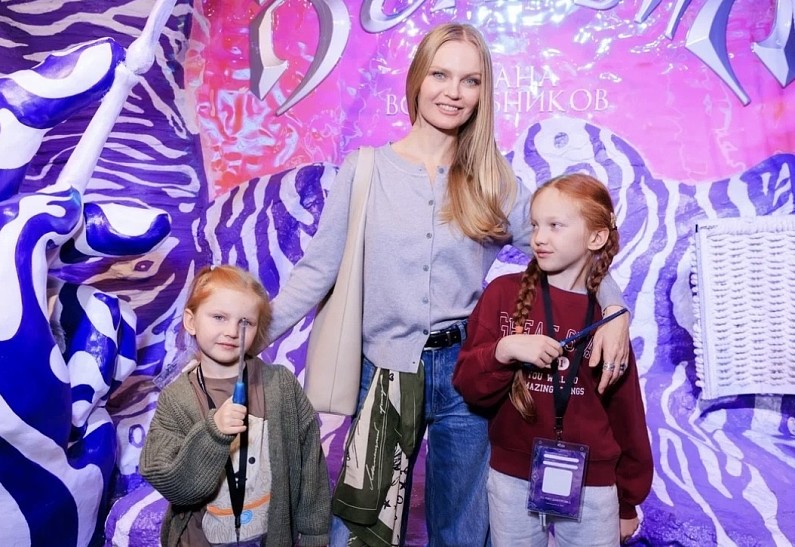 Елена Кулецкая, Олеся Судзиловская, Юлия Зимина на открытии иммерсивного парка «‎Визардия. Страна Волшебников»