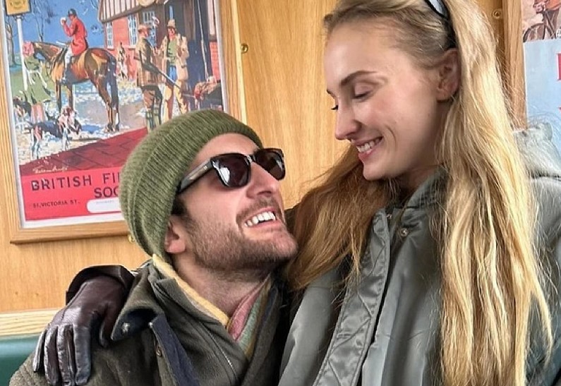 Софи Тернер показала редкие фото с бойфрендом в честь его дня рождения