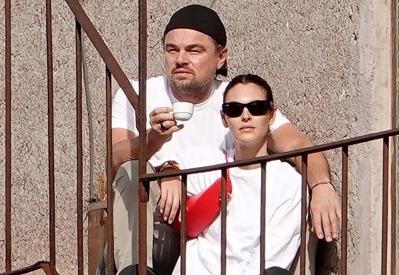 Леонардо ДиКаприо проводит отпуск в Риме с молодой возлюбленной и мамой