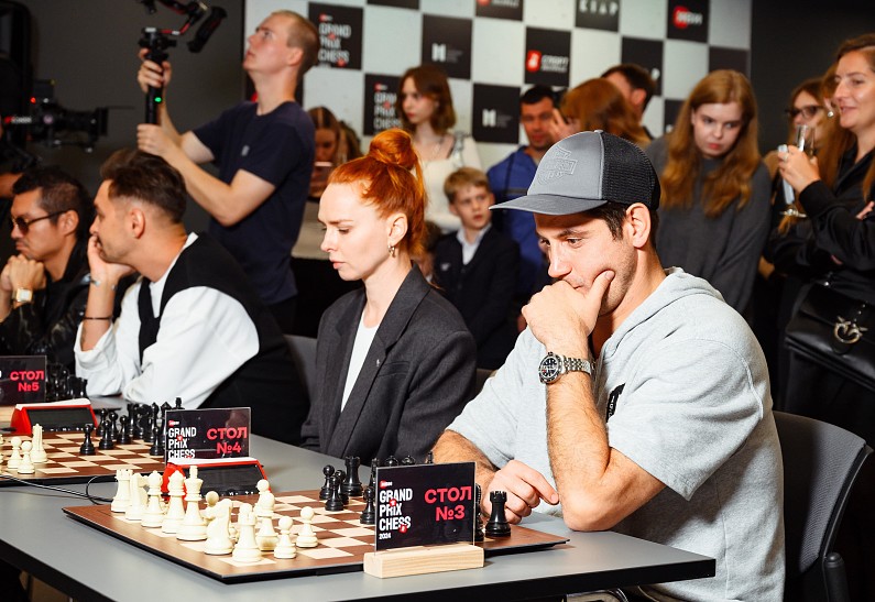 Иван Добронравов, Марк Богатырев, Елена Николаева, Михаил Тройник и другие артисты приняли участие в шахматном турнире Иви Grand Prix Chess