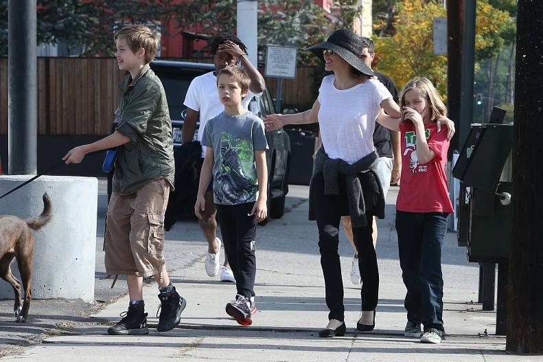 Анджелина Джоли с детьми