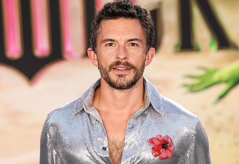 Джонатан Бейли рассказал о связи «Бриджертонов» и фильма «Злая: история ведьмы Запада»