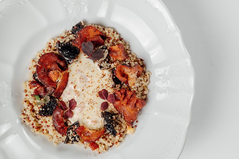 Каша киноа с черносливом и беконом