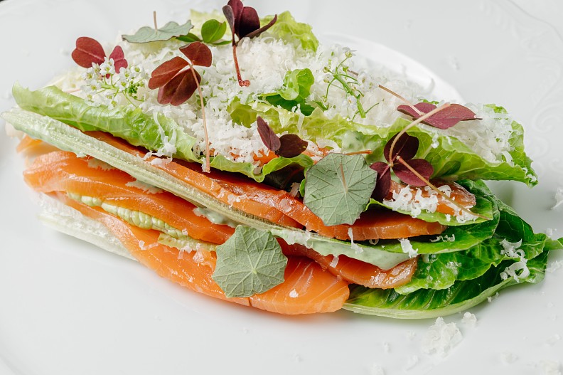 Мильфей романо с лососем и соусом из зелени