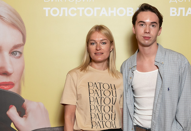 Премьера спектакля «Это всё она» в Дубае