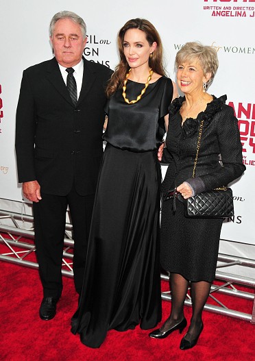 Анджелина Джоли с родителями Брэда Питта