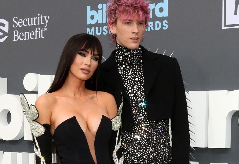 Machine Gun Kelly впервые прокомментировал беременность Меган Фокс
