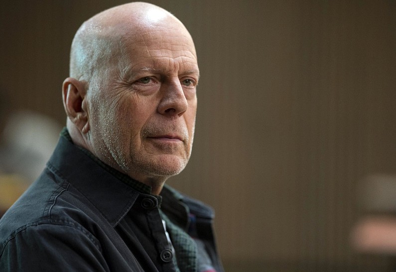 Дочери Брюса Уиллиса поделились редкими фото с отцом